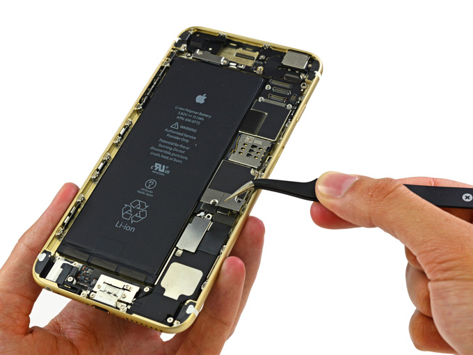Корпорация Apple начала контролировать ремонт айфонов