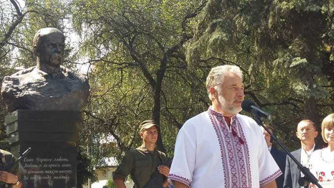 В Угледаре установили монумент Тарасу Шевченко