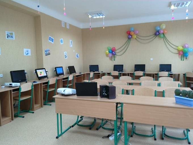 Школа поселка Луганское получила от председателя Донецкой ОГА новый компьютерный класс