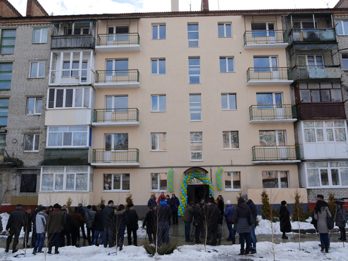 В Славянске за деньги областного бюджета отстроили подъезд разрушенного дома