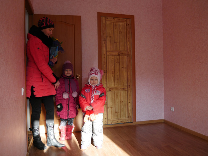 В Славянске за деньги областного бюджета отстроили подъезд разрушенного дома