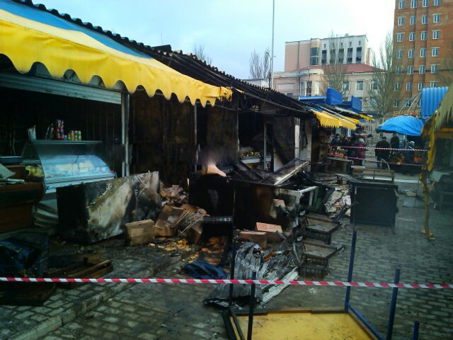 Опубликованы фото ночного пожара в Донецке на "Крытом рынке"