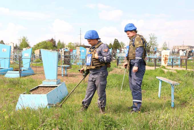 В Донецкой области продолжается работа по разминированию кладбищ