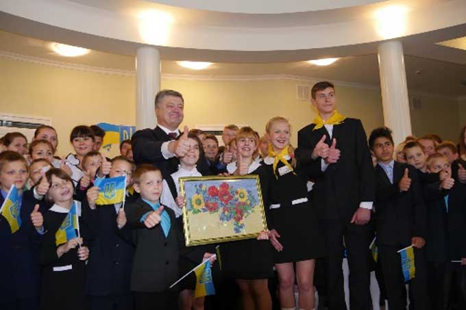 Петр Порошенко принял участие в открытии школы в «Изумрудном городке»
