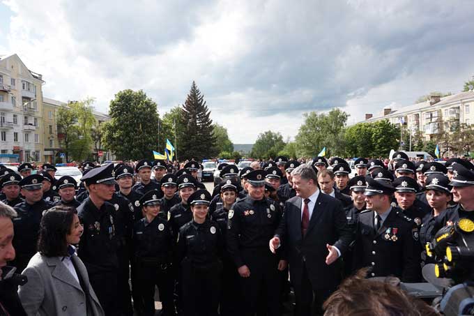 Порошенко и Жебривский поздравили с принятием присяги представителей Национальной полиции Донетчины