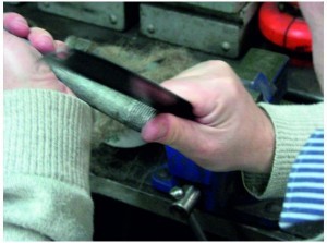 Обработка резьбы ножовкой по металлу
