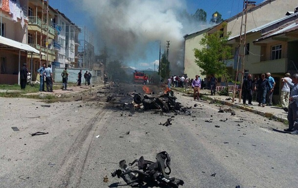 В Турции взорвали автомобиль - есть раненые