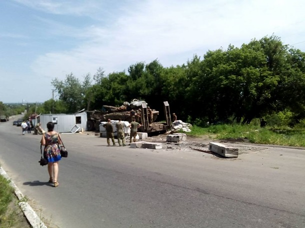В Луганской области военный тягач въехал в блокпост