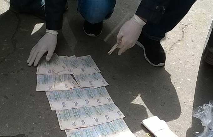 Полицейский выманил у подозреваемого взятку 75 тысяч гривен