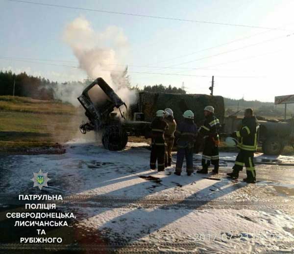 Под Северодонецком загорелся автомобиль с военными