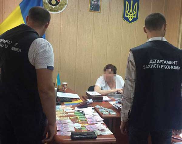 Руководителя филиала Донецкого университета задержали на взятке