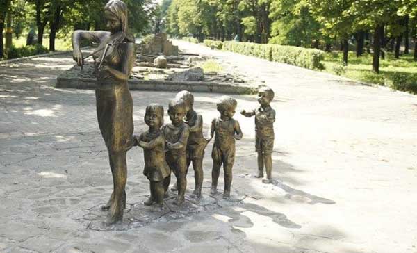В Добропольском парке появилась таинственная скульптура