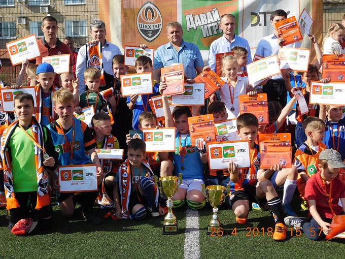 Юные любители футбола в Курахово  разыграли призы от ФК Шахтер