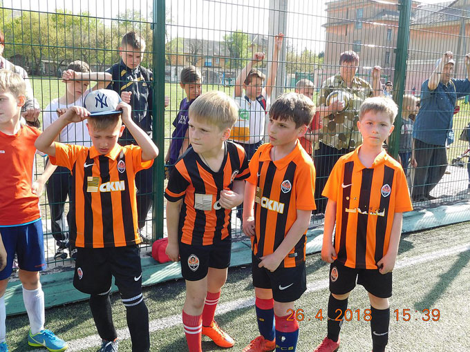 Юные любители футбола в Курахово  разыграли призы от ФК Шахтер