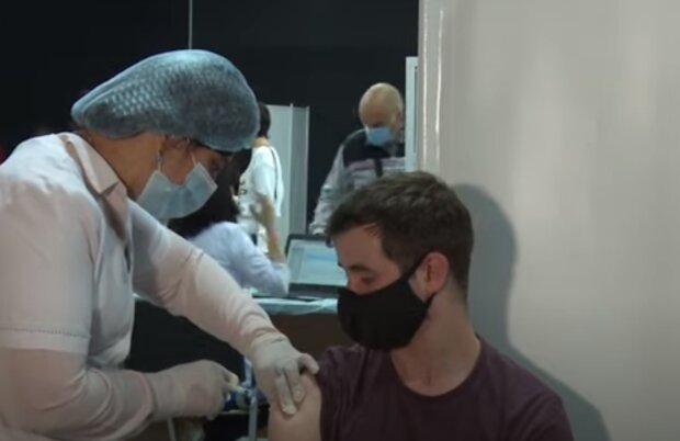 Две прививки хорошо, а четыре — лучше: в 2022 году украинцев заставят вакцинироваться повторно – заявление МОЗ