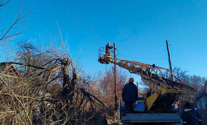 Последствия непогоды: специалисты ДТЭК Донецкие электросети восстановили электроснабжение 87 населенных пунктов