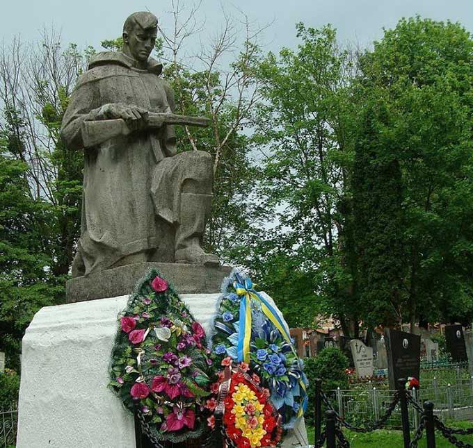 Большинство украинцев не поддерживают снос памятников