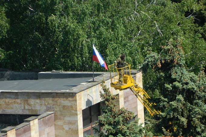  На здании мэрии Светлодарска поднят флаг России
