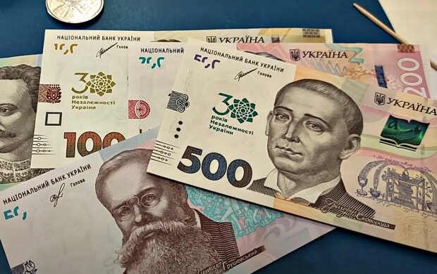Выплаты для ВПЛ: еще часть украинцев лишили 2000 и 3000 грн - Кабмин вновь изменил правила получения помощи