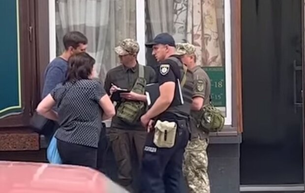 Выдача повесток на улицах Украины: в МВД объяснили, зачем это делают