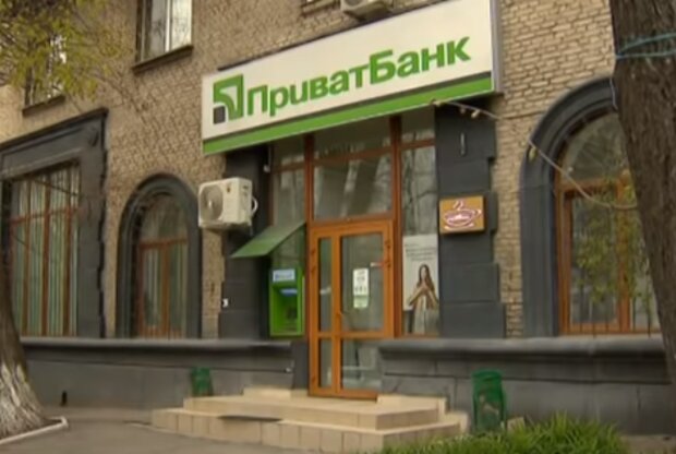 Деньги и продуктовые наборы для ВПЛ: ПриватБанк начал выдавать помощь украинцам