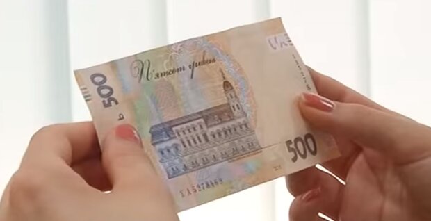Украинцам установили ежемесячную помощь в размере 2500 грн: кто имеет право на выплаты и как оформить