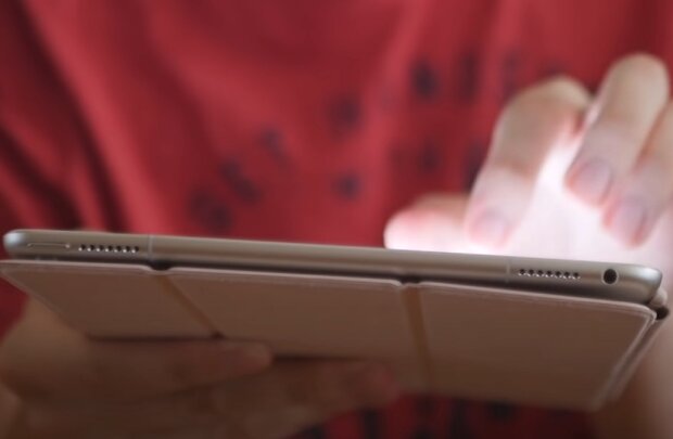       Apple iPad:   