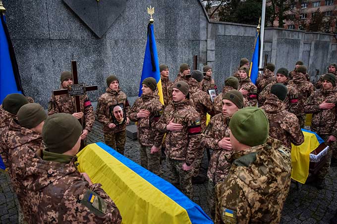 Более ста тысяч украинских солдат погибли за год войны с Россией