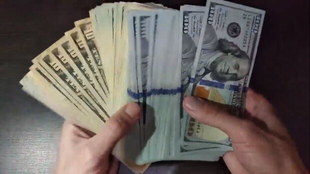 Не несите их в обменники и банки: у украинцев отказываются принимать доллары – в чем причина