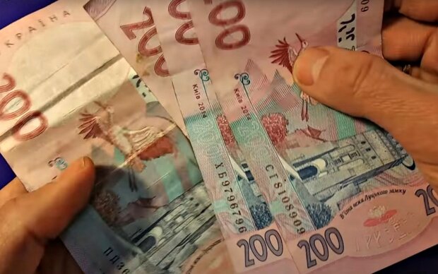 На руки выдают почти по 42 тысячи грн: кто из украинцев может получить финпомощь