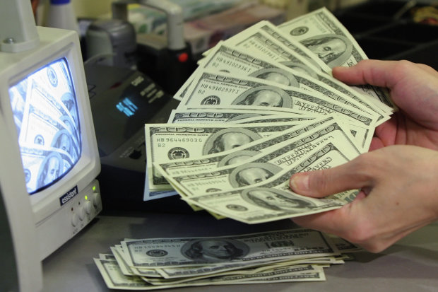 Доллар рекордно просел: обменки и банки обновили курс валют на субботу 14 октября