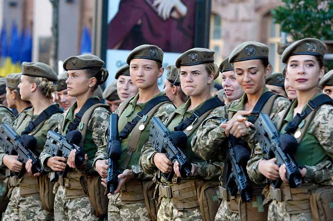 Военный учет для женщин: стало известно, что делать украинкам за границей – все детали