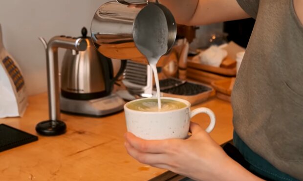 Придется усиленно поработать ручкой: как правильно добавлять молоко в заваренный дома кофе