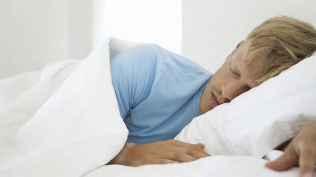 Лечим простуду не только медикаментами: в какой позе спать, чтобы быстрее выздороветь