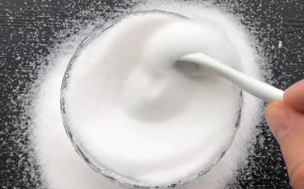 Она уменьшит вред для здоровья: врачи назвали самую полезную соль
